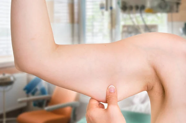 Žena je testování její svaly pod paží — Stock fotografie
