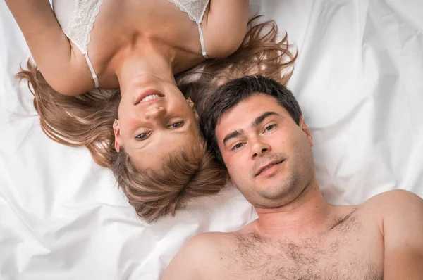 Bovenaanzicht van een liefdevol paar samen in bed liggen — Stockfoto