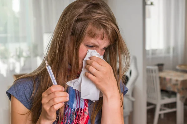 Mujer enferma con gripe o frío estornudando en el pañuelo — Foto de Stock