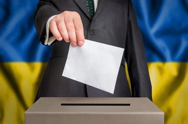 Valg i Ukraina - stemmegivning i valgurnen – stockfoto