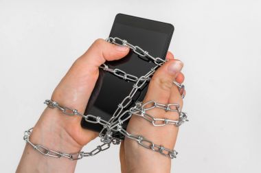 Zincir birlikte elleri ve smartphone - bağımlılık kavramı bağları