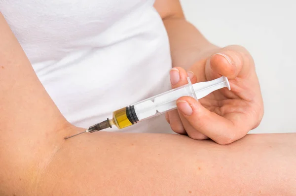 Kvinnan ger själv vaccin injektionsvätska — Stockfoto