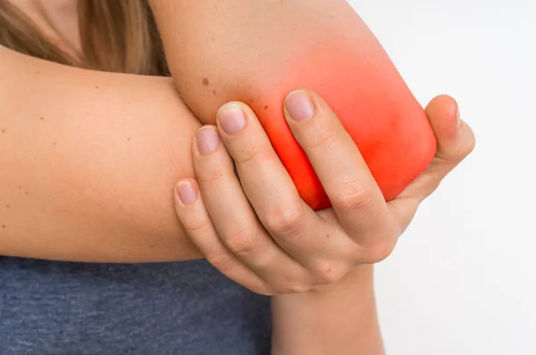 Mujer con dolor de codo sostiene su brazo dolorido —  Fotos de Stock