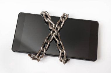 Hareket eden telefon ile metal zincir üzerine beyaz kilitli