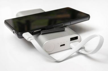 Beyaz güç bankadan akıllı telefon şarj