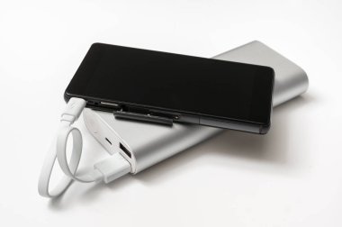 Beyaz güç bankadan akıllı telefon şarj