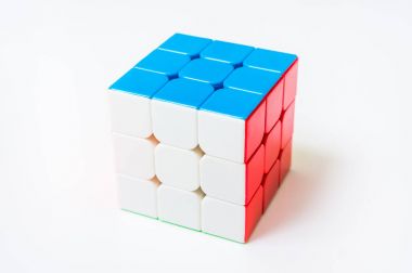 Rubik küp beyaz arkaplanda izole