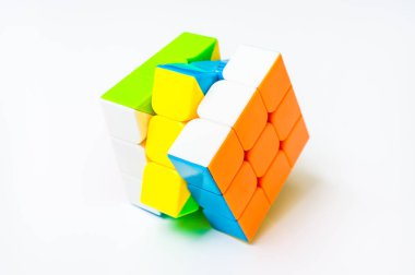 Rubik küp beyaz arkaplanda izole