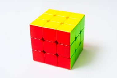 Rubik küp beyaz arkaplanda izole