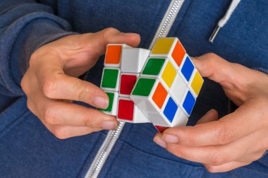 Rubik küpü eller - sorunları çözmek için oyun içinde