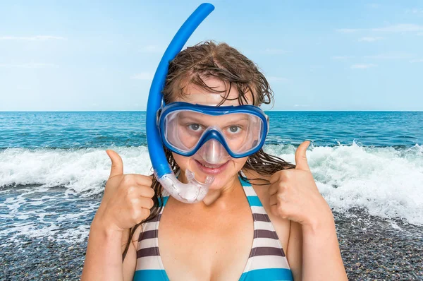 与潜水浮潜面具的女人站在海边 — 图库照片