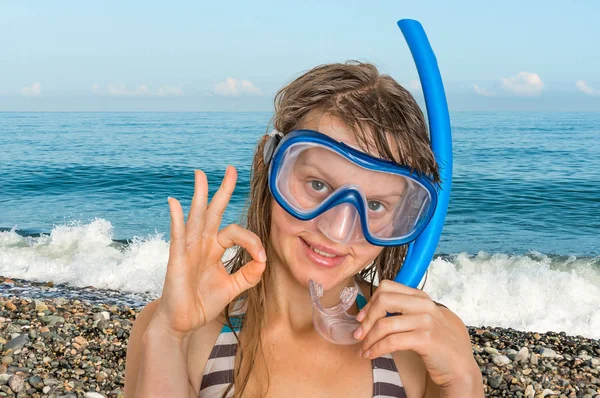 Vrouw met snorkelen masker voor het duiken staat in de buurt van de zee — Stockfoto