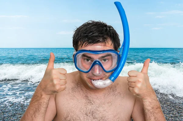 Hombre con máscara de buceo para paradas de buceo cerca del mar — Foto de Stock