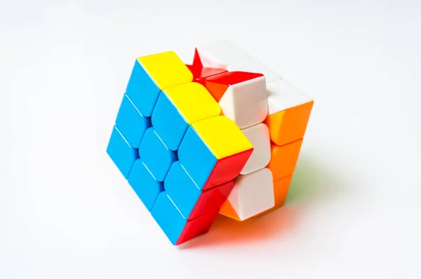 在白色背景上孤立的Rubik立方体 — 图库照片