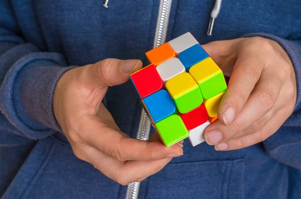 Cubo de Rubik en manos femeninas - juego para resolver problemas — Foto de Stock
