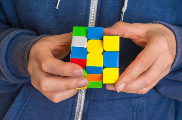 Rubik's cube in female hands - jeu pour résoudre des problèmes — Photo