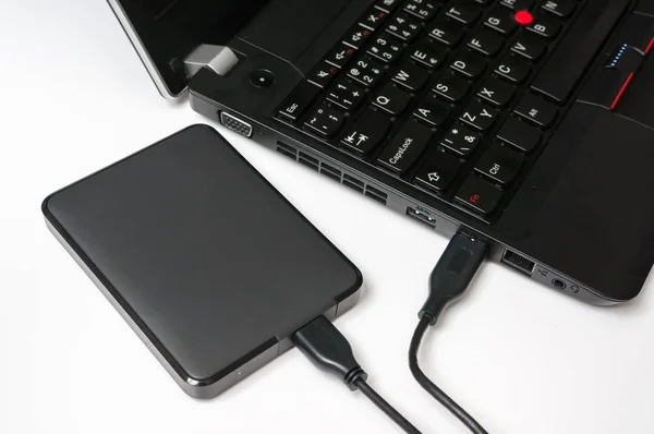 Extern hårddisk (Hdd) ansluten till bärbar dator — Stockfoto