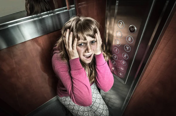 Mujer conmocionada con claustrofobia en el ascensor móvil —  Fotos de Stock