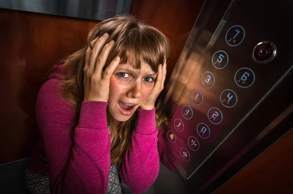 移動のエレベーターで閉所恐怖症でショックを受けた女性 — ストック写真