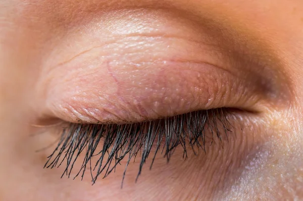 Gedetailleerde weergave van gesloten oog van vrouw — Stockfoto