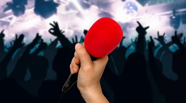 Κόκκινο μικρόφωνο και σιλουέτες χορό ανθρώπους — Φωτογραφία Αρχείου