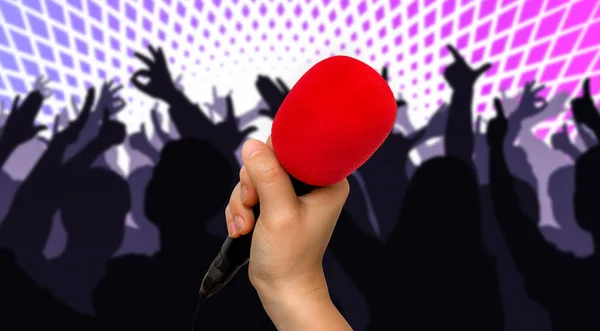 Czerwony mikrofon i sylwetki taniec osób — Zdjęcie stockowe
