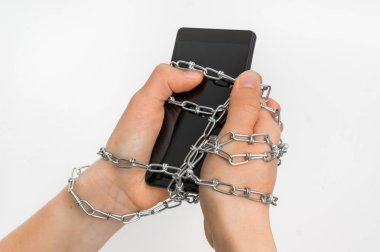 Zincir birlikte elleri ve smartphone - bağımlılık kavramı bağları