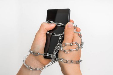 Zincir birlikte elleri ve smartphone - bağımlılık kavramı bağları