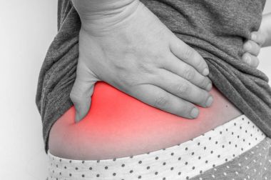 Sırt ağrısı ağrıyan geri dokunmadan kadınla