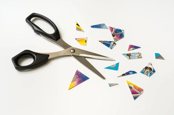 Ножницы и кусочки кредитной карты изолированы на белом — стоковое фото