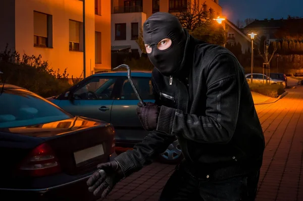 Gemaskerde dief in balaclava met Koevoet wil beroven van een auto — Stockfoto