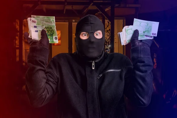 Polisen grep maskerad tjuv i balaclava med stulna pengar — Stockfoto