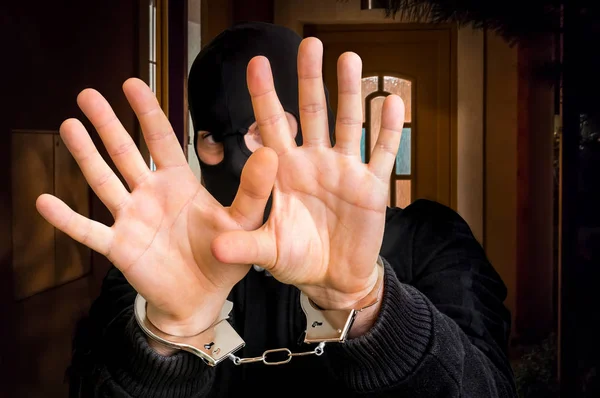 Κλέφτης χειροπέδες καλύπτει το πρόσωπό — Φωτογραφία Αρχείου