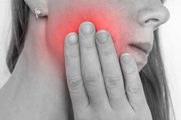 Kvinna med en smärtsam uttryck har tandvärk — Stockfoto