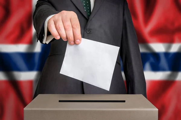 Выборы в Норвегии - голосование у избирательного ящика — стоковое фото