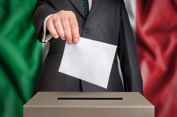 Elecciones en Italia - votación en las urnas — Foto de Stock