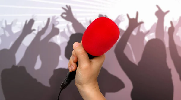 Czerwony mikrofon i sylwetki taniec osób — Zdjęcie stockowe