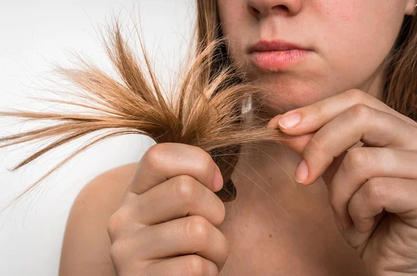 Problemas de cabelo - conceito de cabelo quebradiço, danificado, seco e perda — Fotografia de Stock