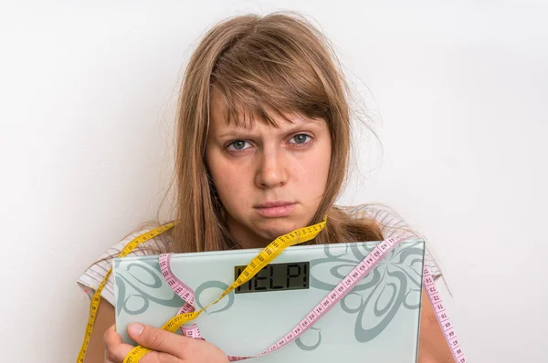 Word yardımı ile dijital Terazi tutan kadın kilolu! — Stok fotoğraf