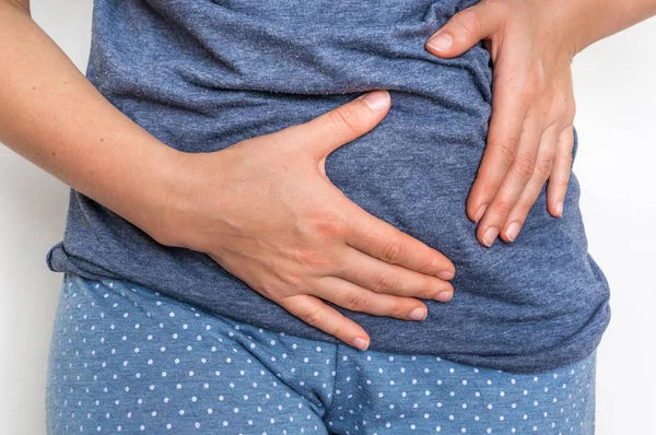 Mujer con dolor de estómago está sosteniendo su dolor de vientre —  Fotos de Stock