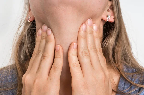Vrouw met zere keel houdt haar pijnlijke keel — Stockfoto