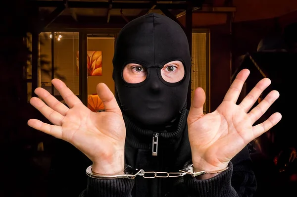 Κλέφτης με χειροπέδες - η αστυνομία τον συνέλαβε — Φωτογραφία Αρχείου