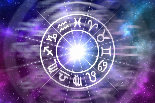 Signos del zodíaco dentro del círculo del horóscopo en el fondo del universo —  Fotos de Stock