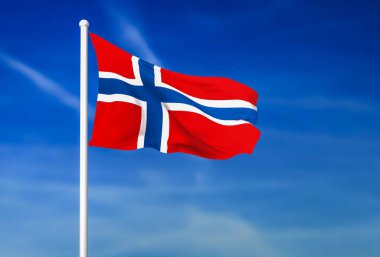 Norveç bayrağı mavi gökyüzü arka plan üzerinde sallayarak