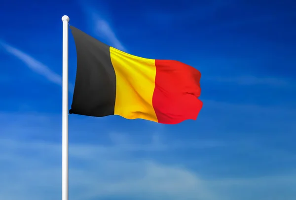 Ondeando la bandera de Bélgica sobre el fondo azul del cielo — Foto de Stock