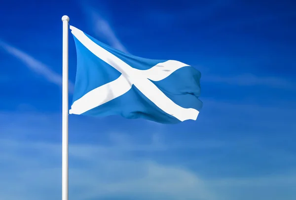 Integetett a kék ég háttér Skócia zászlaja — Stock Fotó