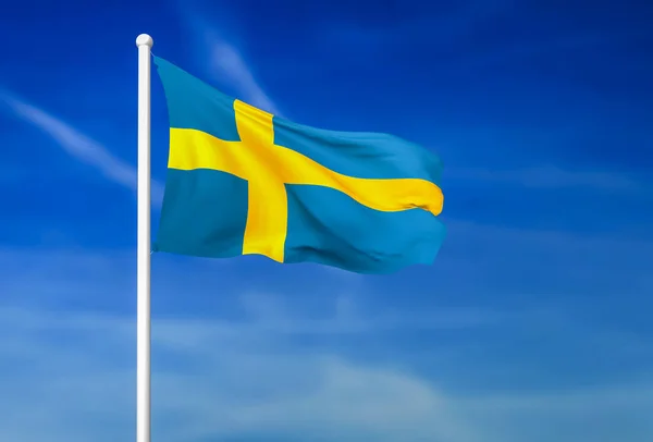 푸른 하늘 배경에서 스웨덴의 깃발을 흔들며 — 스톡 사진