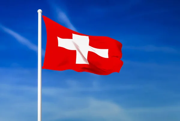 푸른 하늘 배경 스위스의 깃발을 흔들며 — 스톡 사진