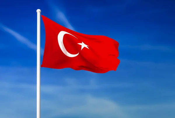 在蓝天背景下挥舞着土耳其国旗 — 图库照片