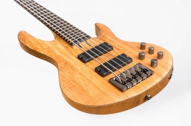 Beyaz izole elektrik bas gitar